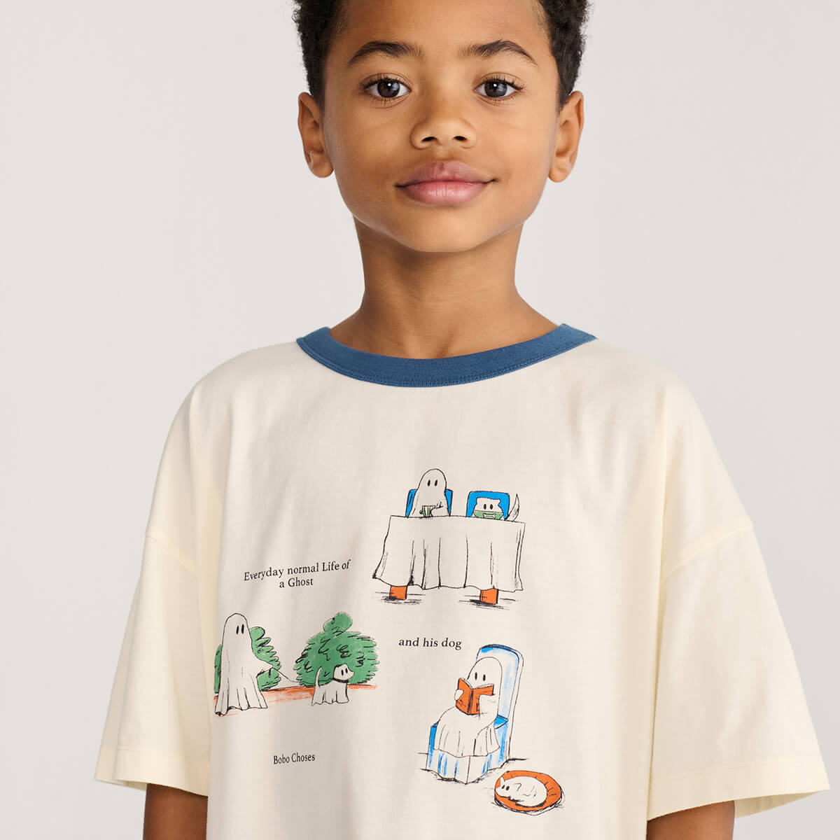 T-shirt ample en coton biologique blanc cassé à manches courtes avec encolure bleu marine contrastante pour enfants de 1 à 13 ans