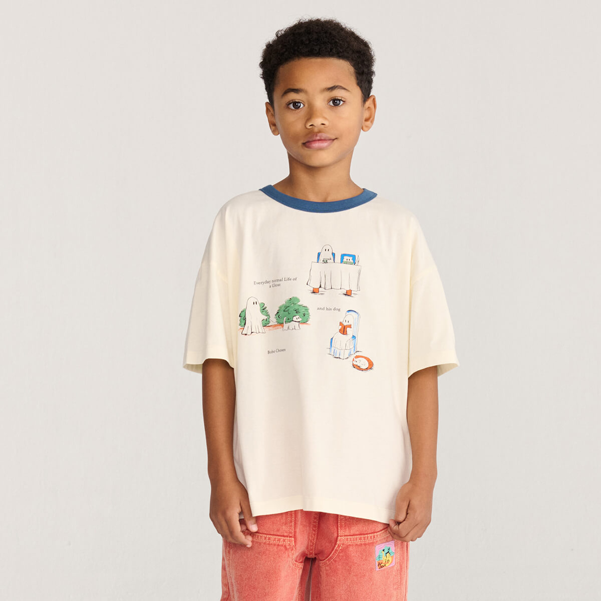 T-shirt ample en coton biologique blanc cassé à manches courtes avec encolure bleu marine contrastante pour enfants de 1 à 13 ans