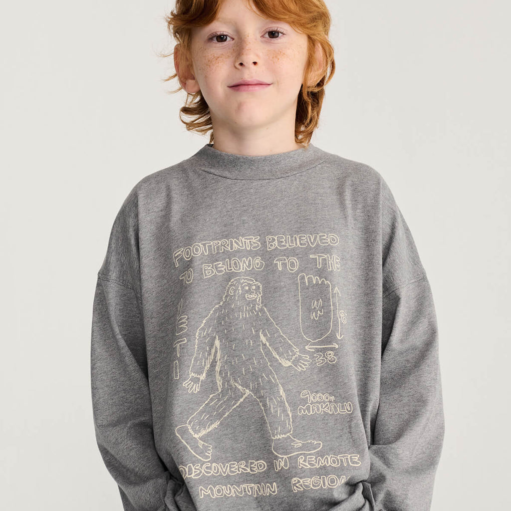 T-shirt ample en coton imprimé chiné foncé à manches longues avec col montant et motif ludique pour enfants de 1 à 13 ans