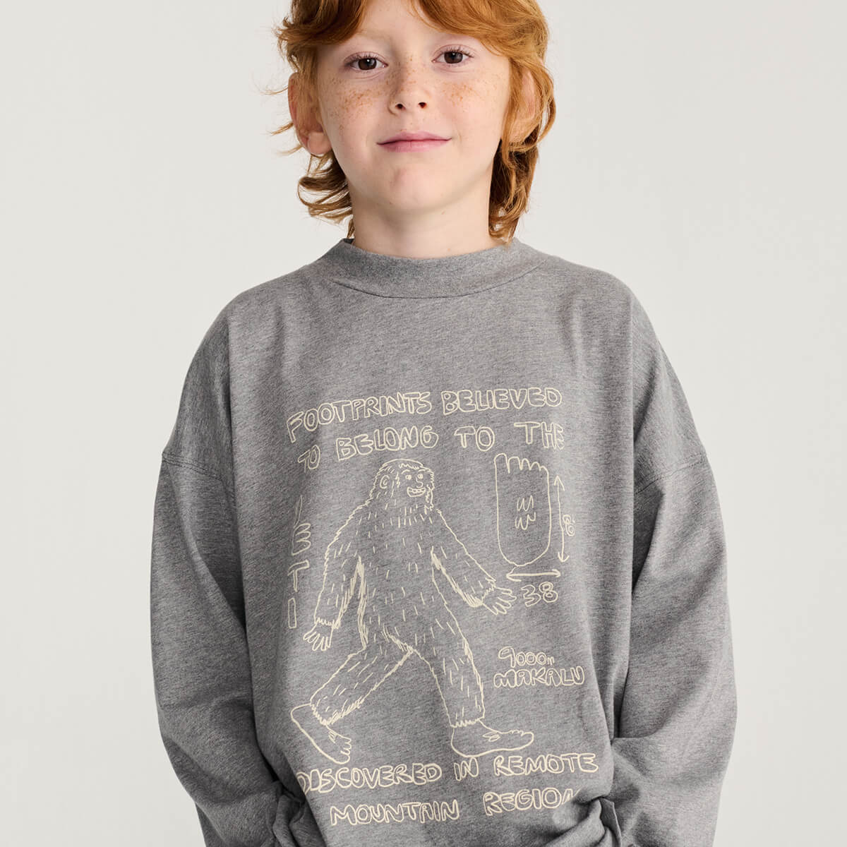 T-shirt ample en coton imprimé chiné foncé à manches longues avec col montant et motif ludique pour enfants de 1 à 13 ans