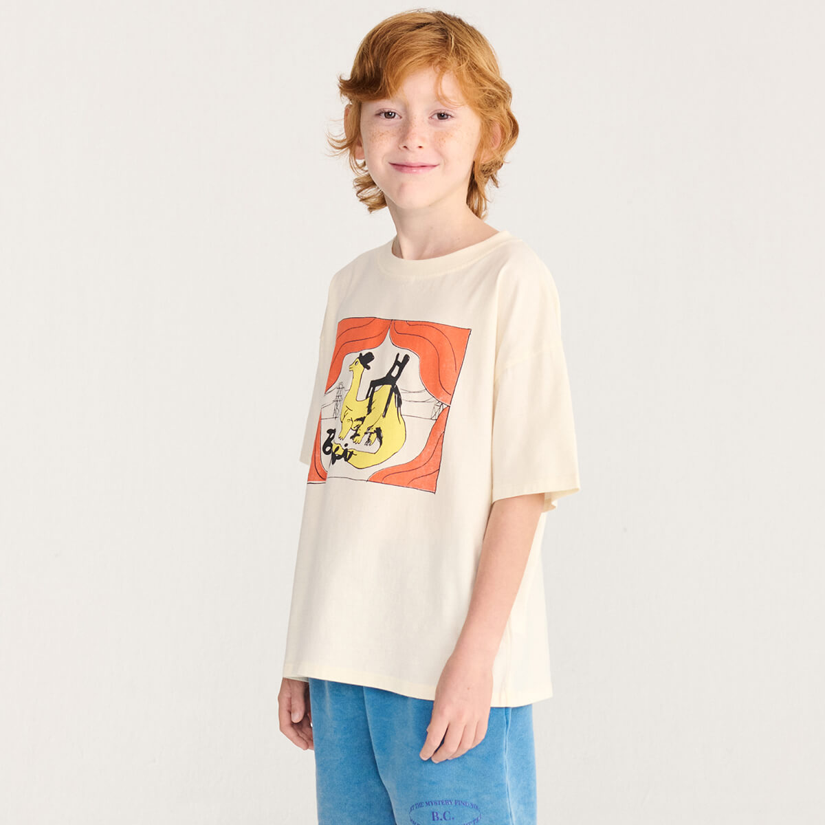 T-shirt décontracté à manches courtes en coton biologique, couleur blanc cassé, avec col rond et imprimé poitrine Taxi Saurus, pour enfants de 1 à 13 ans