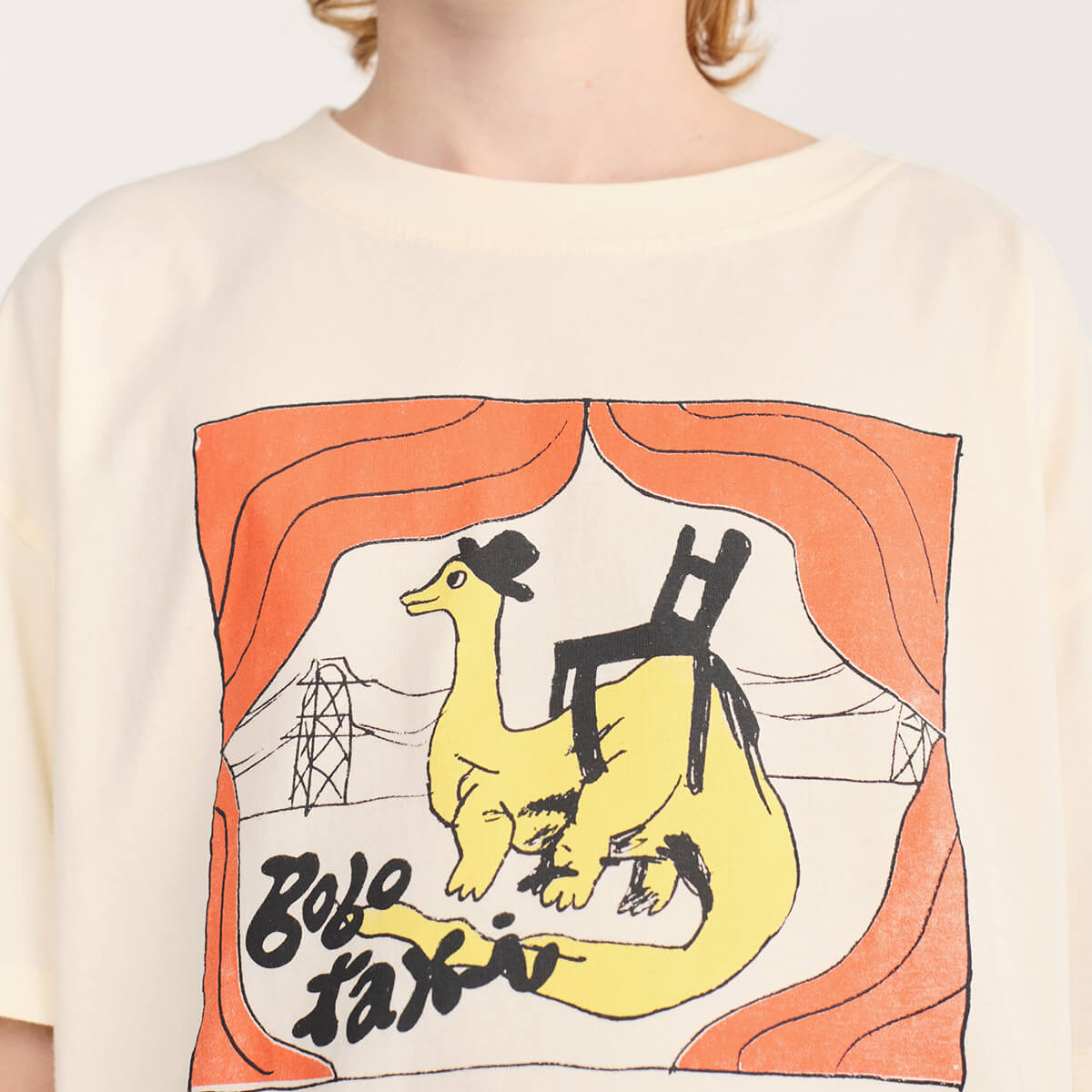 T-shirt décontracté à manches courtes en coton biologique, couleur blanc cassé, avec col rond et imprimé poitrine Taxi Saurus, pour enfants de 1 à 13 ans