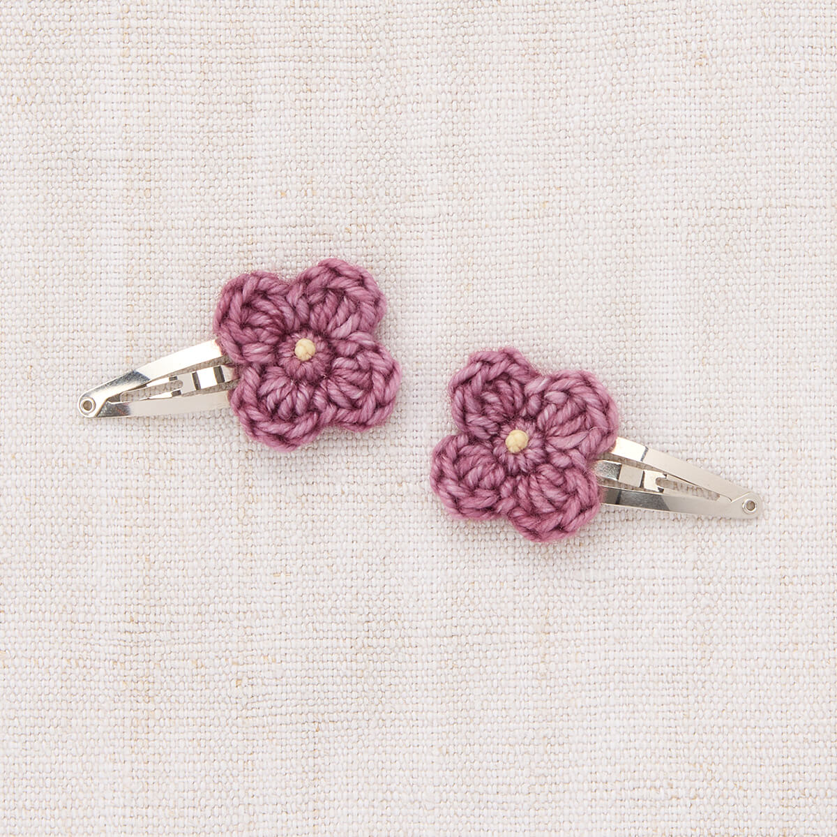 Ensemble de pinces à cheveux artisanales en laine mérinos florale rose antique, crochetées à la main avec fermeture à pression pour filles