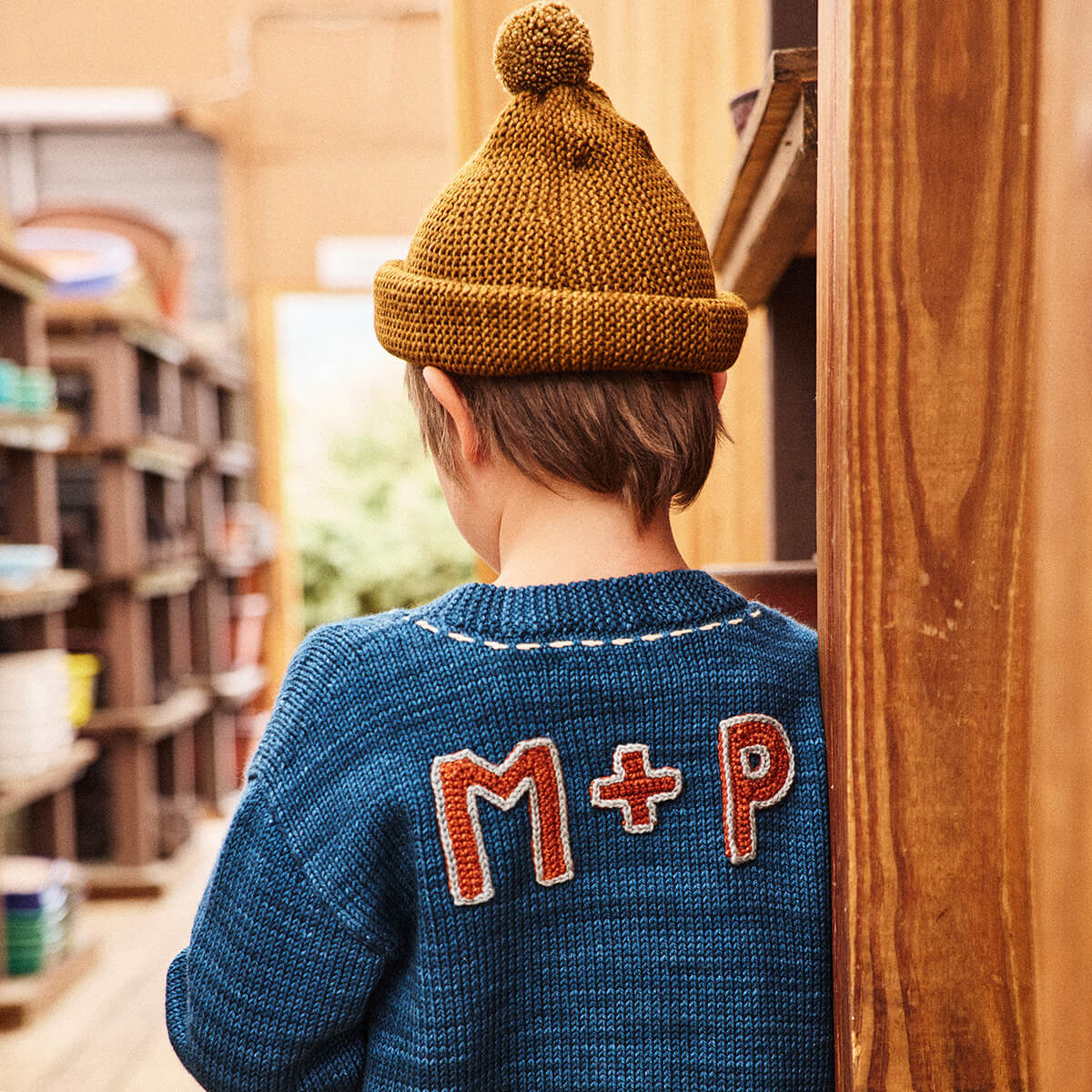 Bonnet tricoté en laine mérinos muscade classique avec bord réglable et pompon pour enfants de 2 à 9 ans