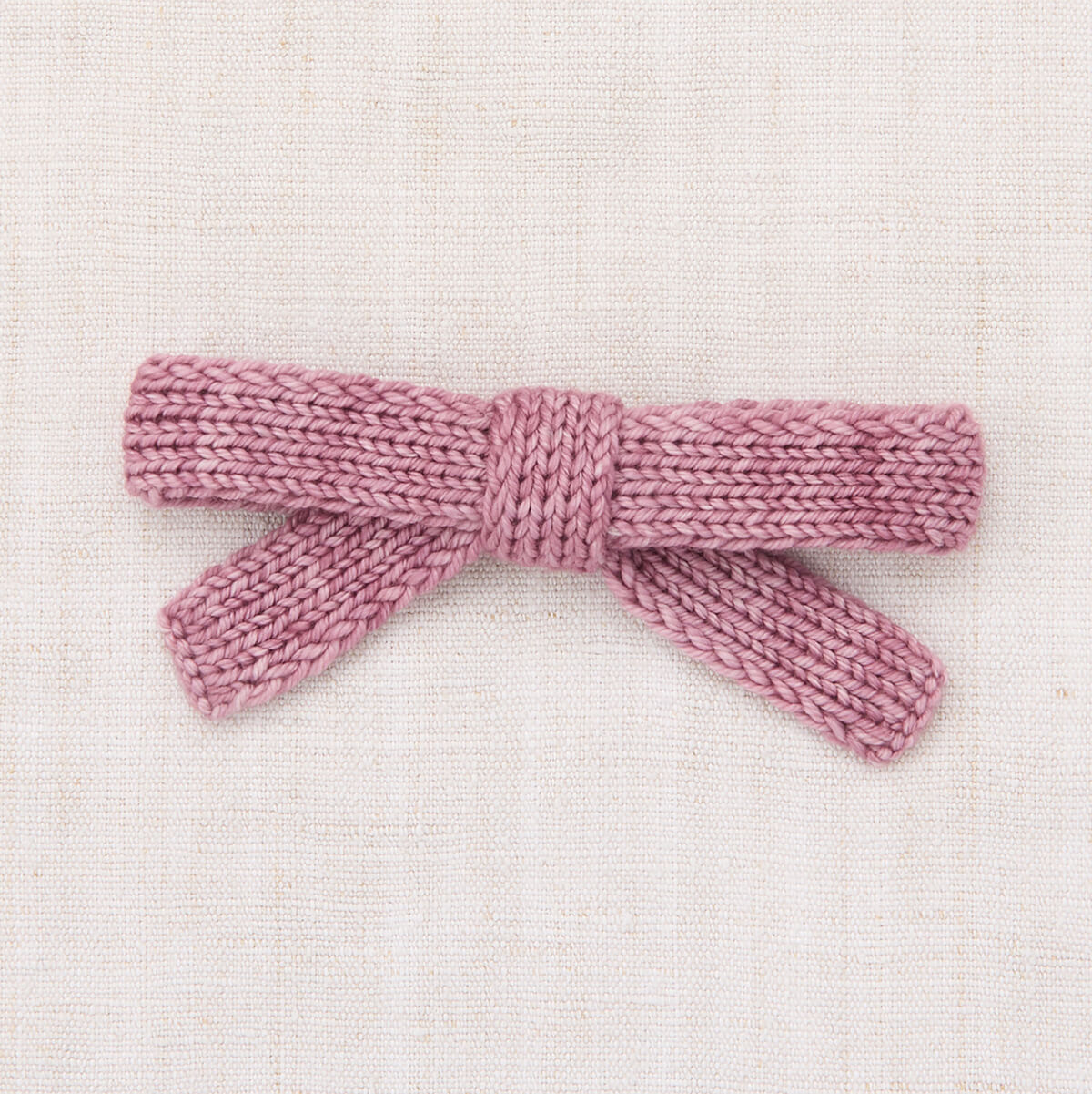 Pince à cheveux artisanale en laine mérinos rose antique tricotée à la main, avec pince crocodile, pour filles