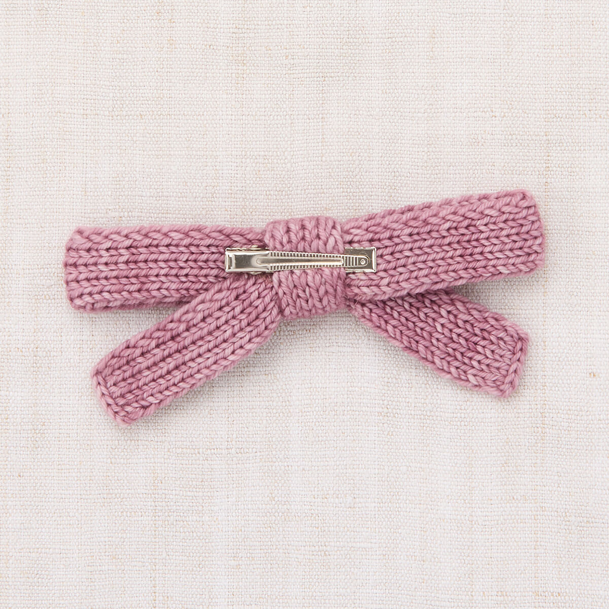 Pince à cheveux artisanale en laine mérinos rose antique tricotée à la main, avec pince crocodile, pour filles