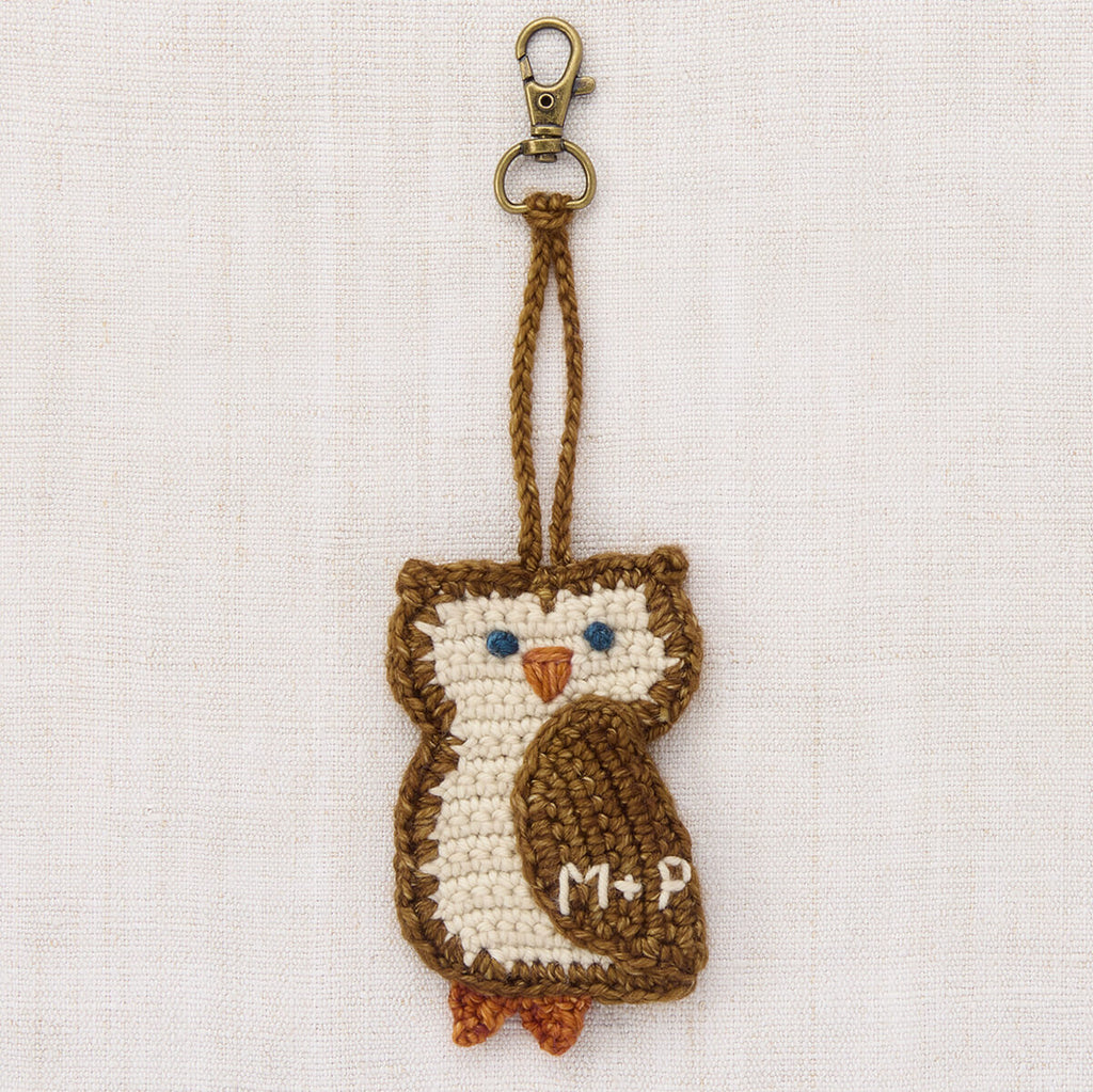 Breloque de sac ou de clés artisanale en laine mérinos et en forme de hibou muscade, au design amusant