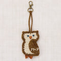 Breloque de sac ou de clés artisanale en laine mérinos et en forme de hibou muscade, au design amusant