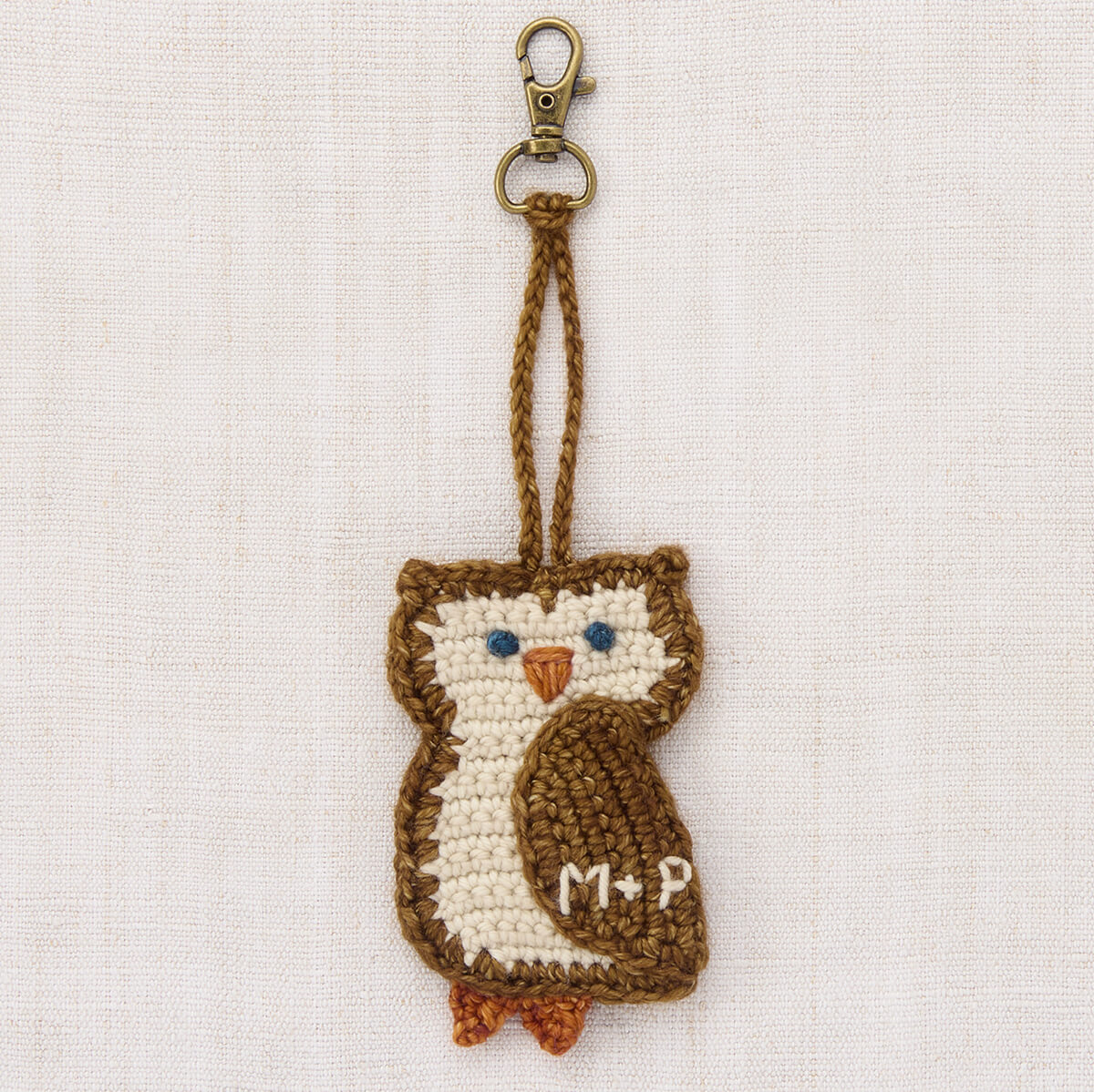 Breloque de sac ou de clés artisanale en laine mérinos et en forme de hibou muscade, au design amusant