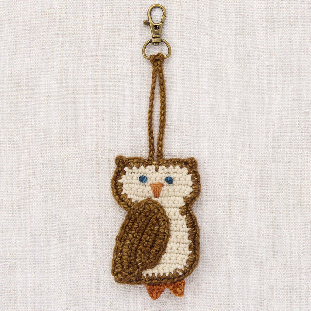 Breloque de sac ou de clés artisanale en laine mérinos et en forme de hibou muscade, au design amusant