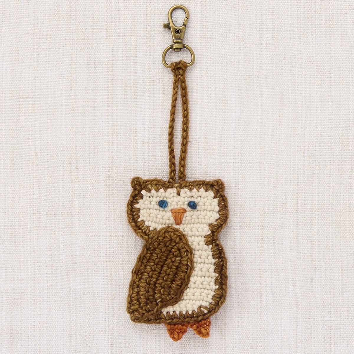 Breloque de sac ou de clés artisanale en laine mérinos et en forme de hibou muscade, au design amusant
