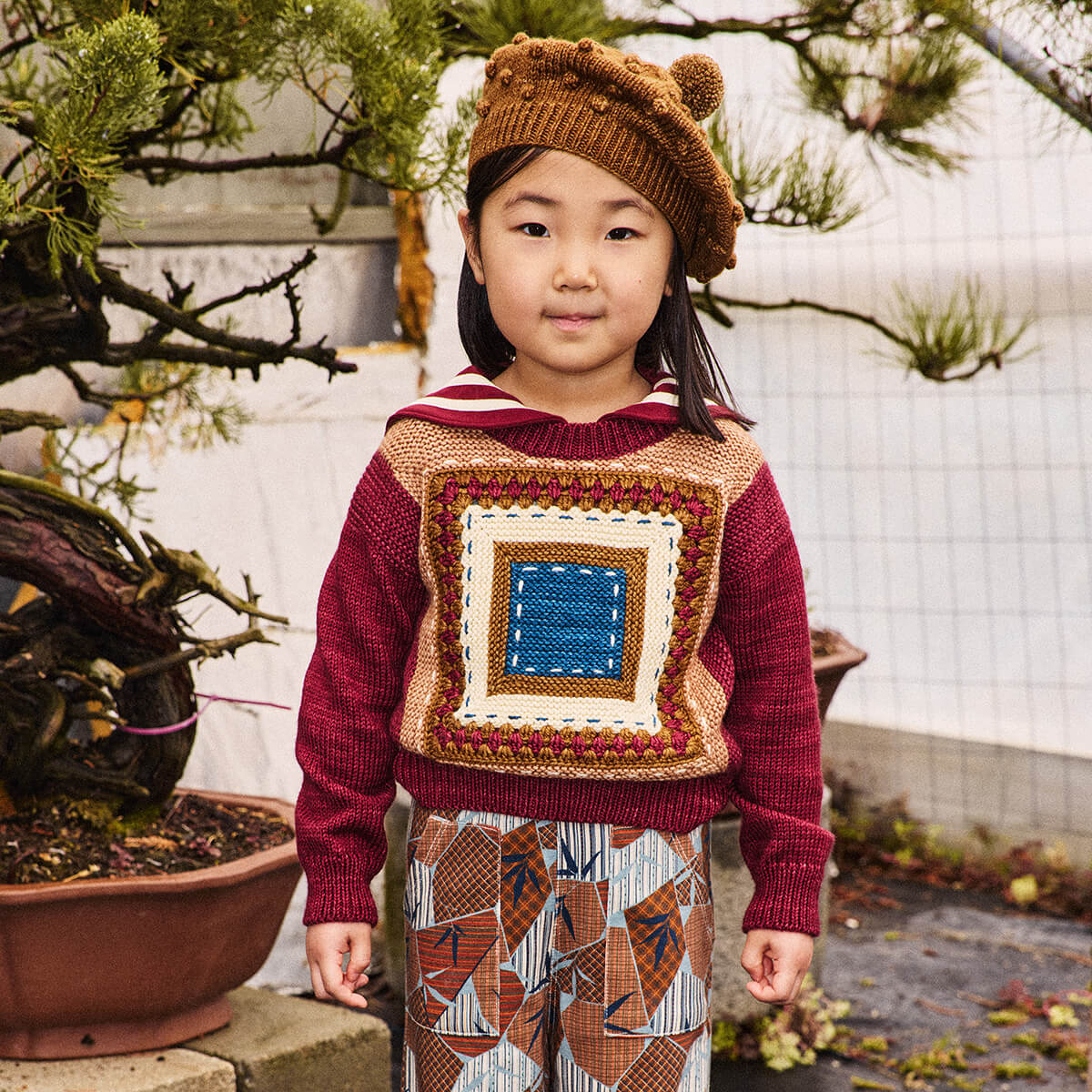 Béret en laine mérinos tricoté main à motif pop-corn, coloris noix de muscade, avec bordure au crochet et pompon pour enfants de 2 à 9 ans