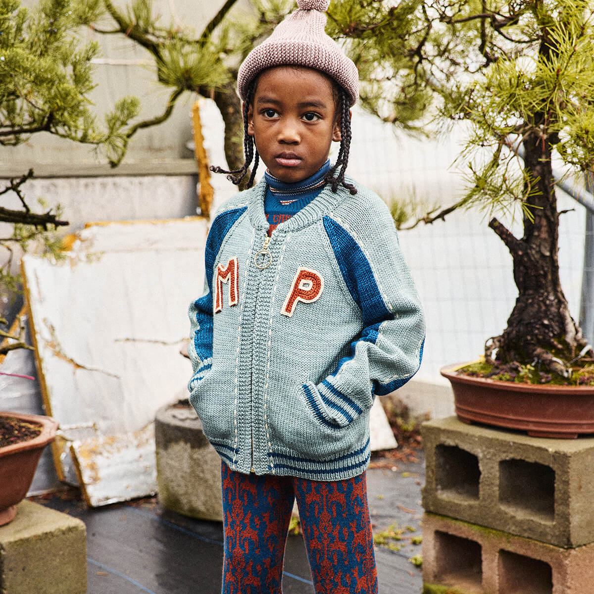 Veste tricotée en laine mérinos avec poches avant et applique monogramme au crochet pour enfants de 3 à 8 ans