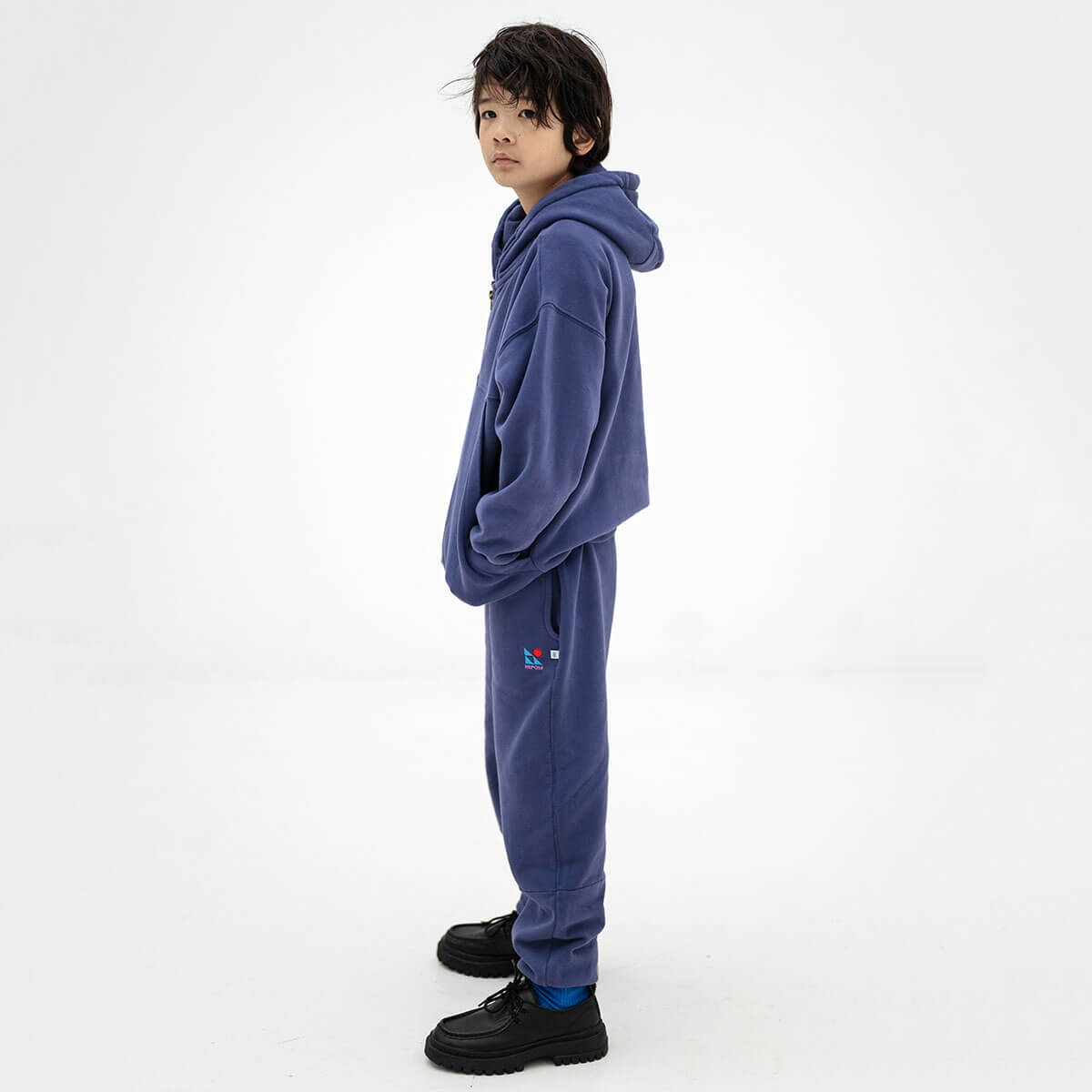Pantalon de jogging sportif enfant en coton biologique bleu éclipse avec détails coupés-cousus et taille élastiquée, 2-14 ans