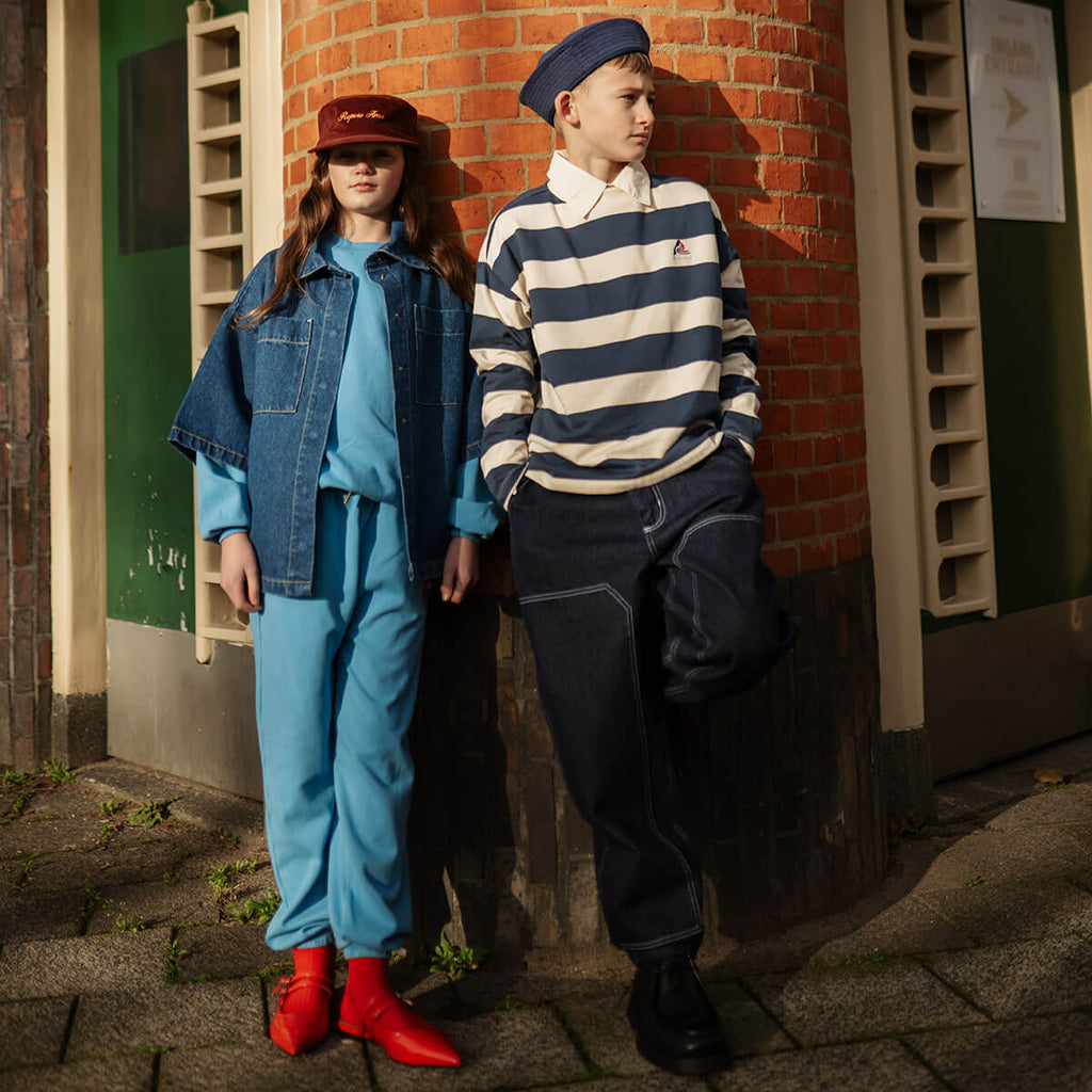 Sweat-shirt ras du cou classique en coton biologique bleu brumeux avec empiècement aux épaules et coupe décontractée intemporelle pour enfants de 2 à 14 ans