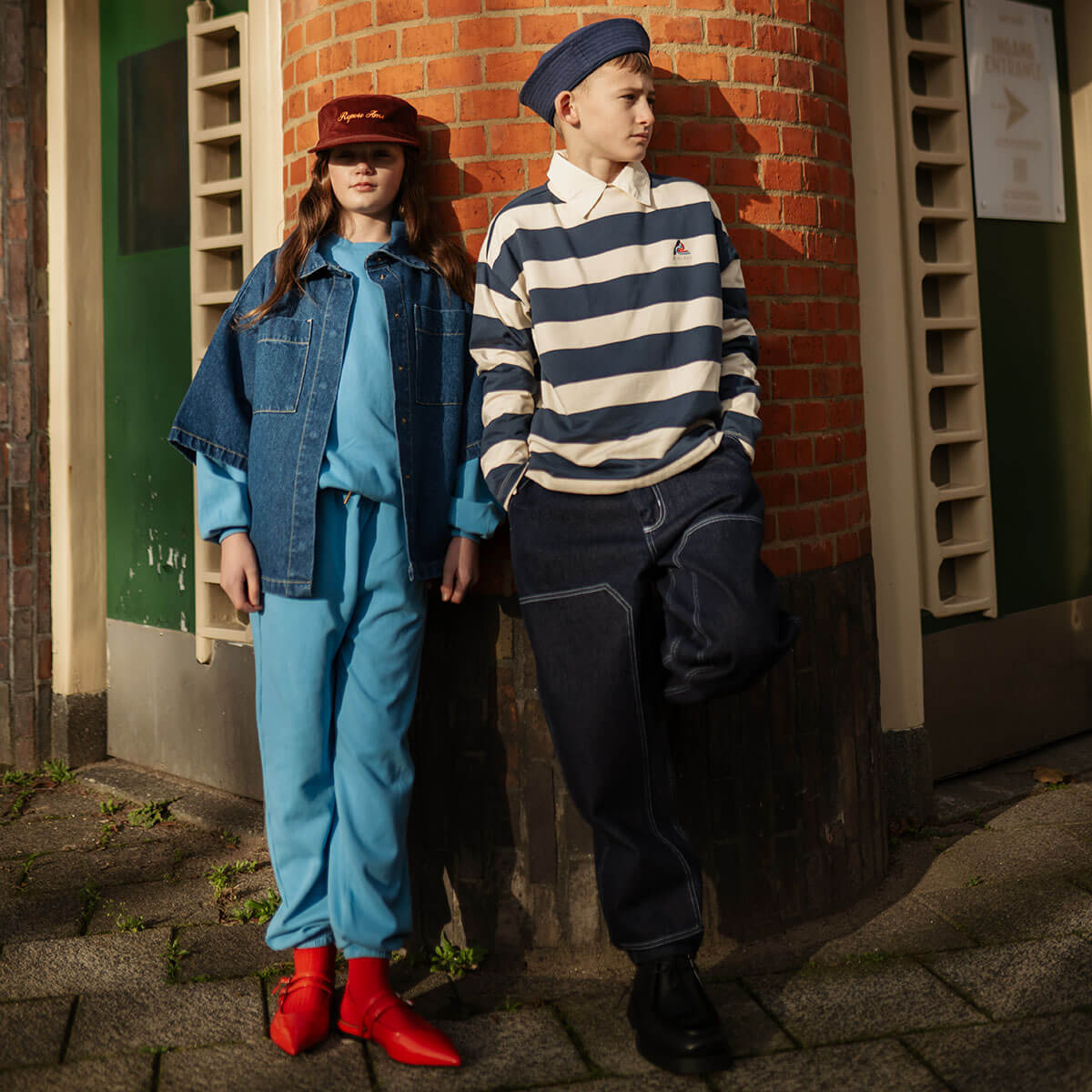 Sweat-shirt ras du cou classique en coton biologique bleu brumeux avec empiècement aux épaules et coupe décontractée intemporelle pour enfants de 2 à 14 ans