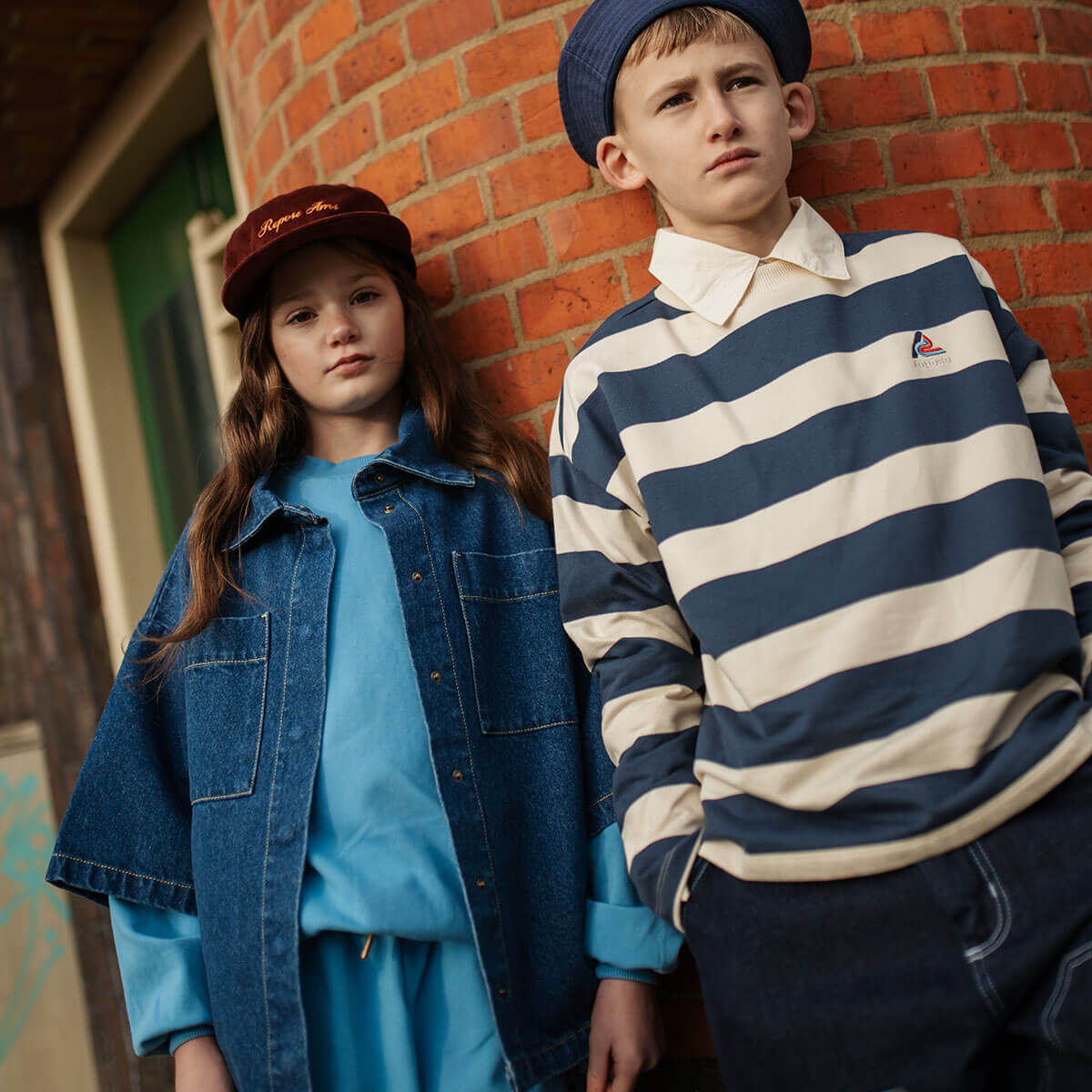 Sweat-shirt ras du cou classique en coton biologique bleu brumeux avec empiècement aux épaules et coupe décontractée intemporelle pour enfants de 2 à 14 ans