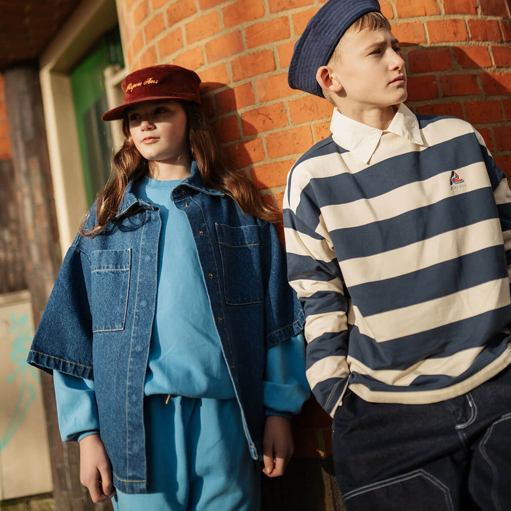 Sweat-shirt ras du cou classique en coton biologique bleu brumeux avec empiècement aux épaules et coupe décontractée intemporelle pour enfants de 2 à 14 ans