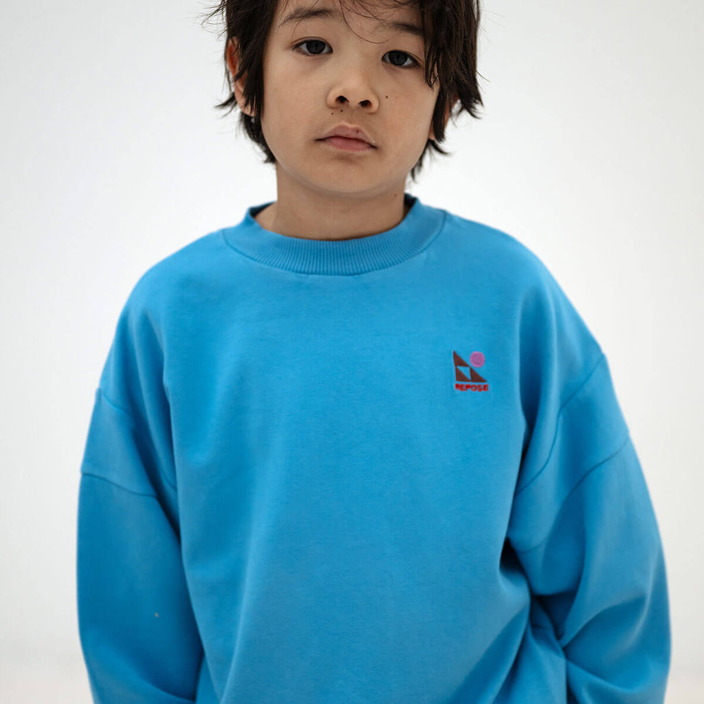 Sweat-shirt ras du cou classique en coton biologique bleu brumeux avec empiècement aux épaules et coupe décontractée intemporelle pour enfants de 2 à 14 ans