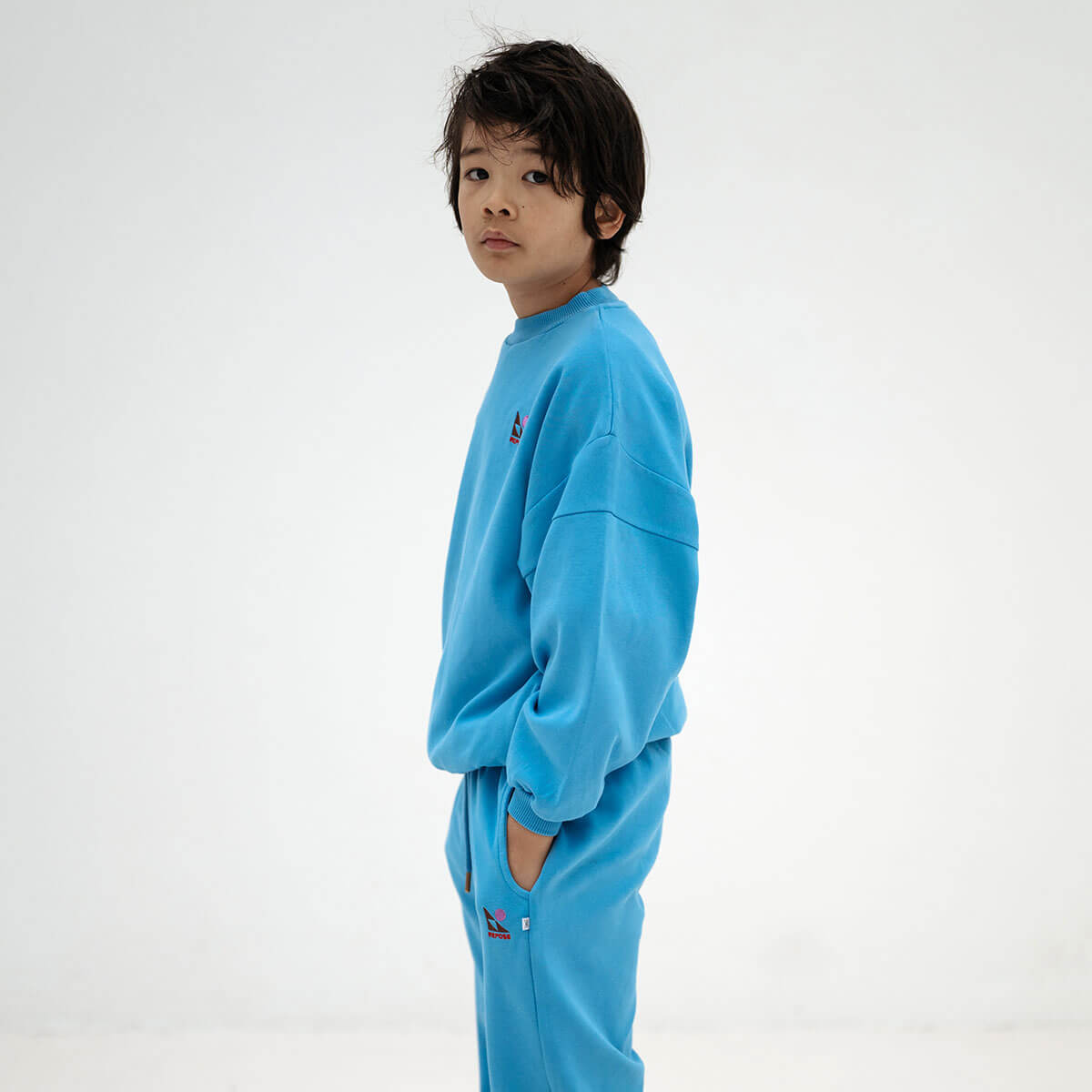 Sweat-shirt ras du cou classique en coton biologique bleu brumeux avec empiècement aux épaules et coupe décontractée intemporelle pour enfants de 2 à 14 ans