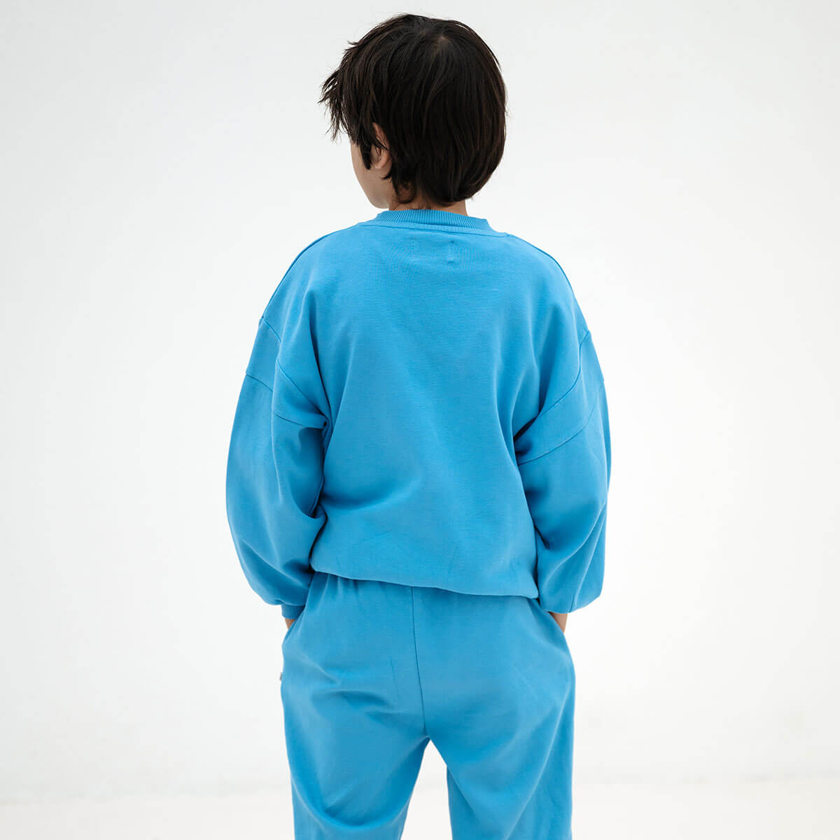 Sweat-shirt ras du cou classique en coton biologique bleu brumeux avec empiècement aux épaules et coupe décontractée intemporelle pour enfants de 2 à 14 ans