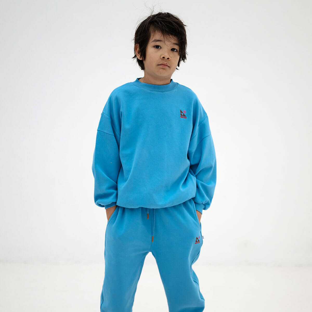 Sweat-shirt ras du cou classique en coton biologique bleu brumeux avec empiècement aux épaules et coupe décontractée intemporelle pour enfants de 2 à 14 ans